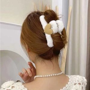 NEW| Women’s Fluffy Heart Hair Clip/Claw